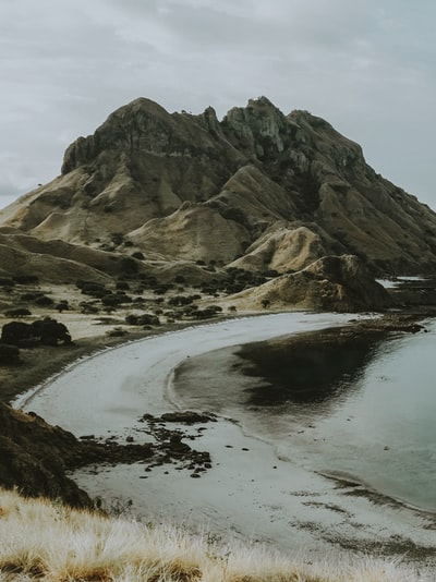 海滨附近的山
